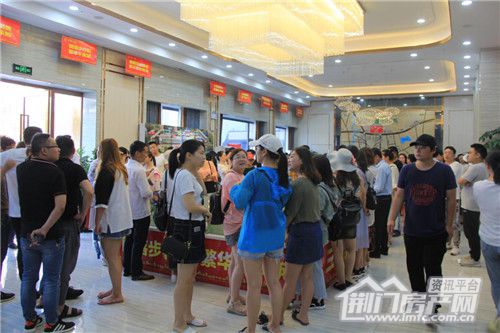营销中心内人潮涌动.jpg