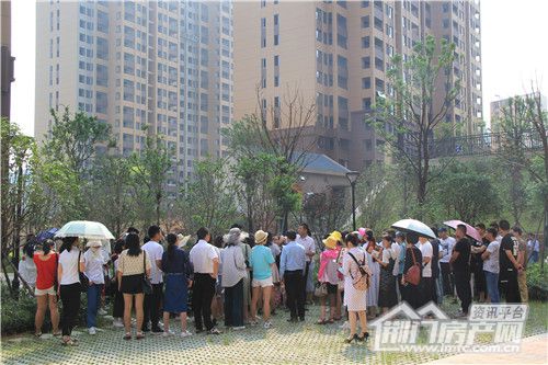 客户参观小区环境.jpg