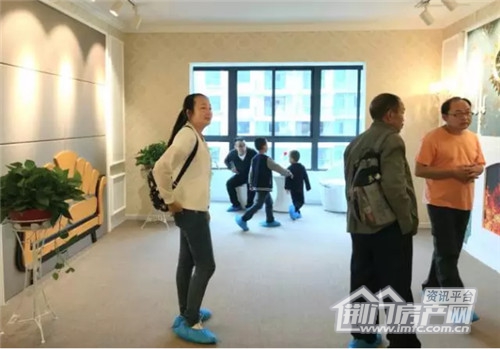 参观样板间.jpg