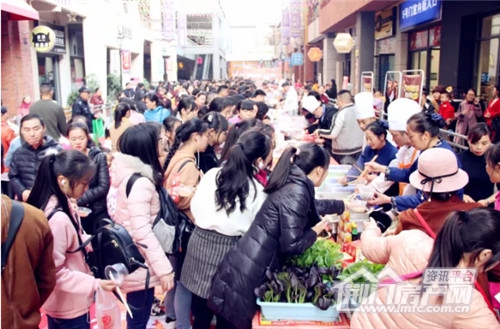 荆门万达广场千人火锅宴.jpg